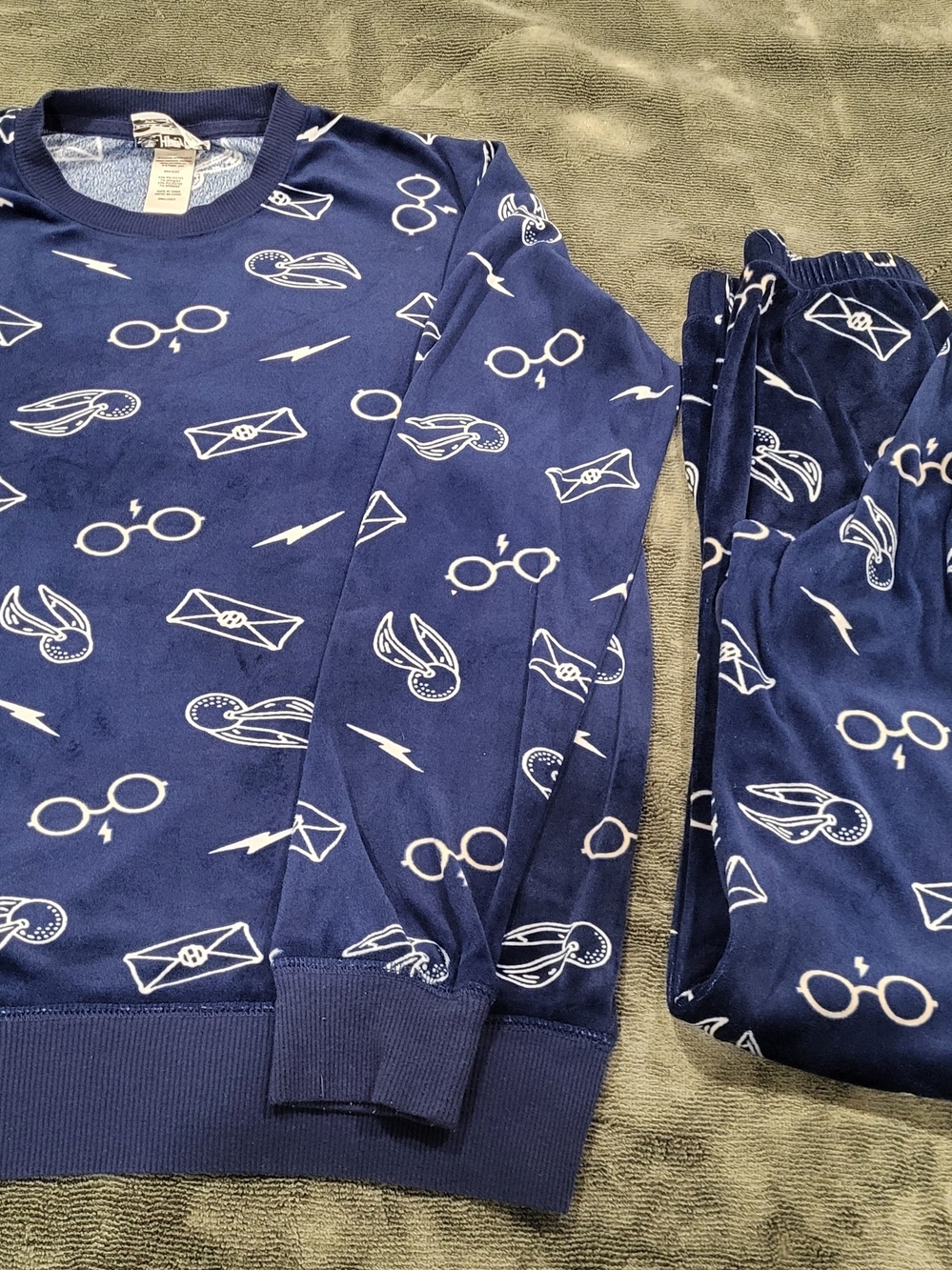 Women's Navy Harry Potter Pajama Set In Size Small.